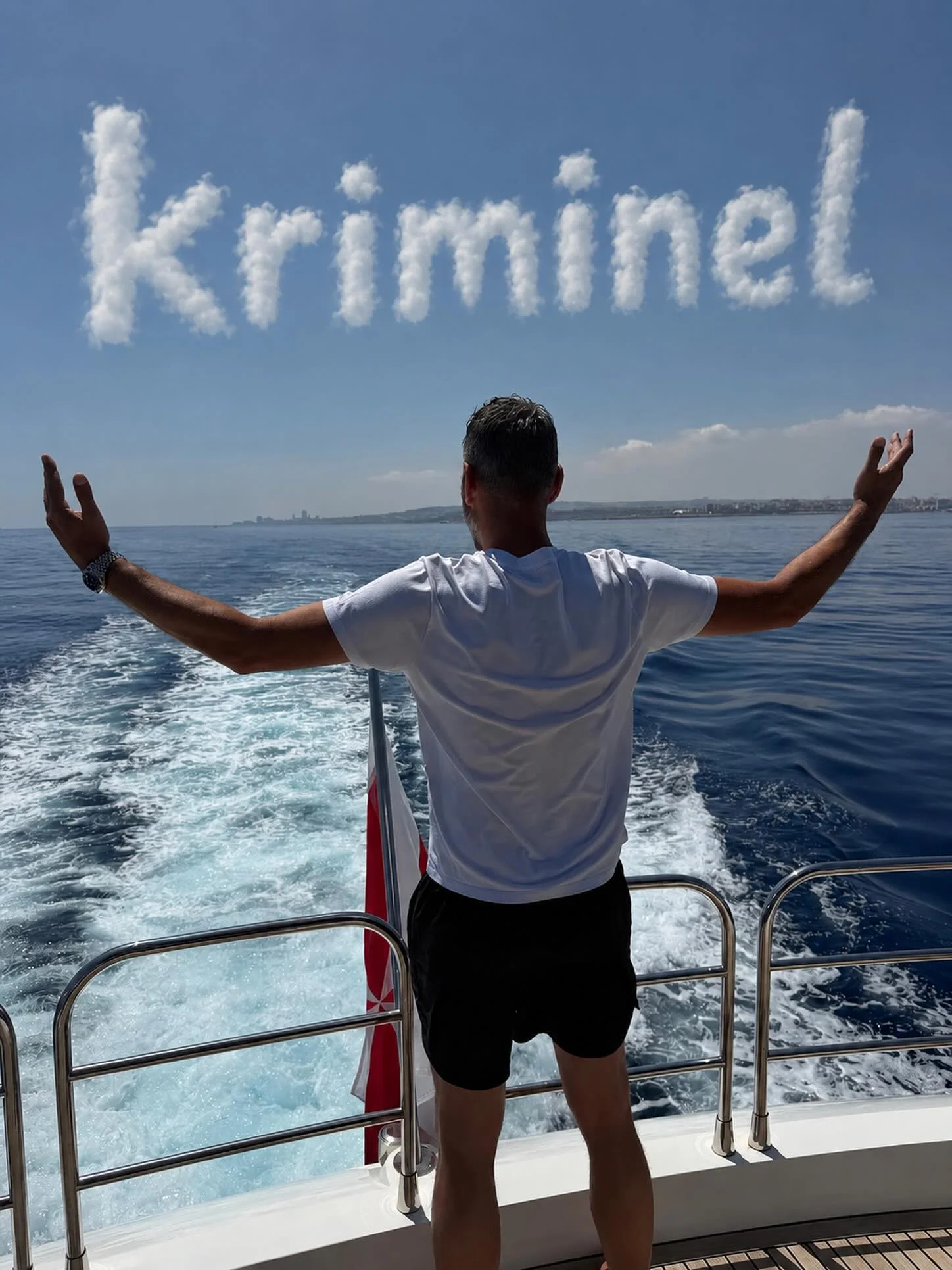 Kriminel de nuit au bord d'une piscine en pleine ville