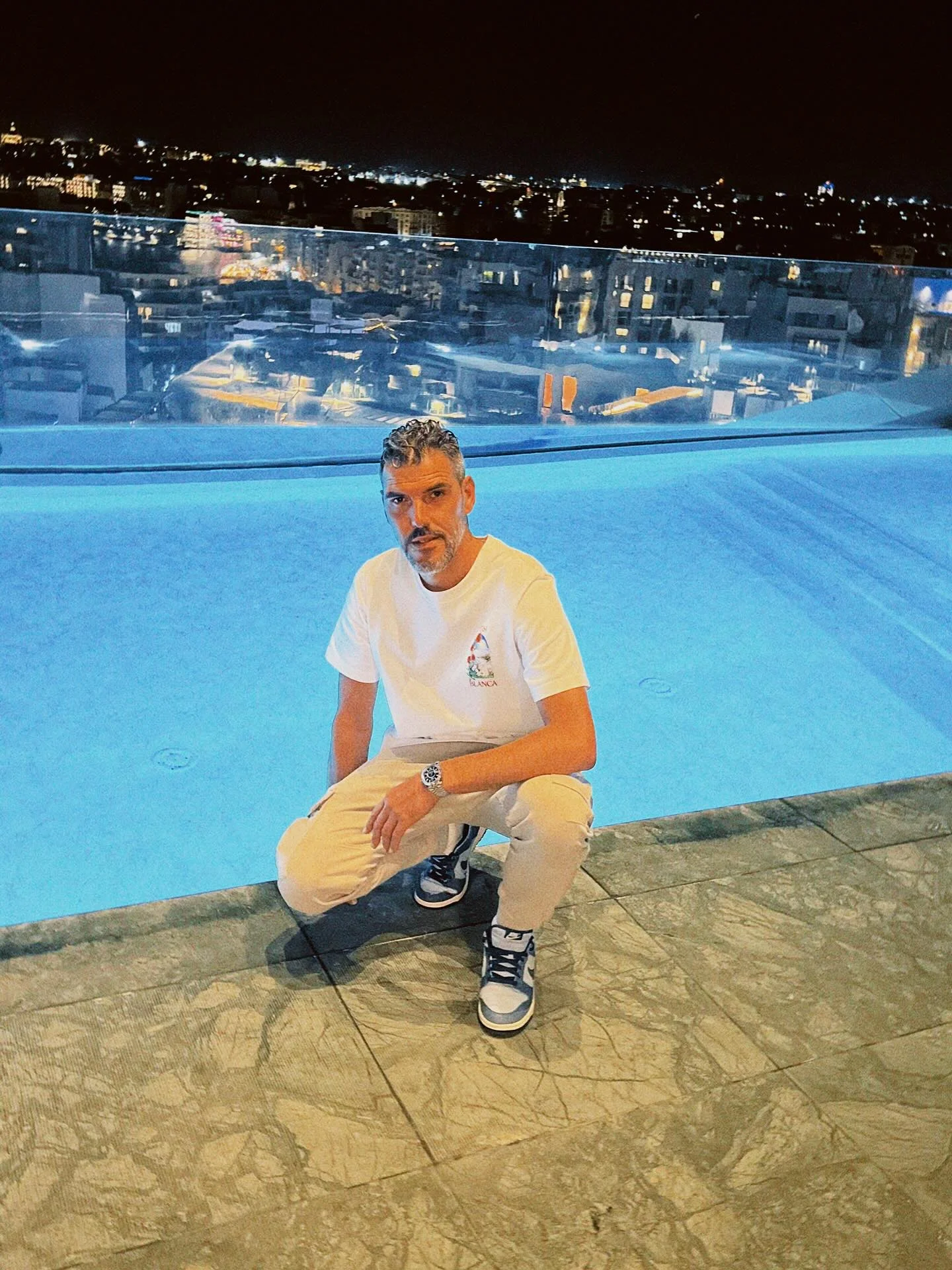 Le streamer Kriminel face à la mer sur un bateau
